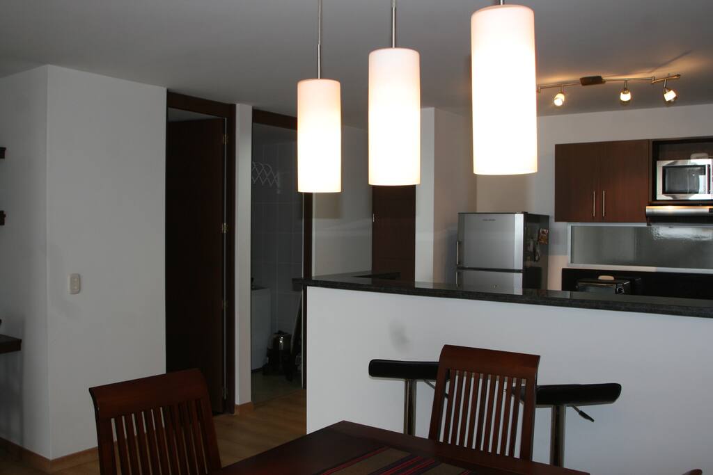 cocina abierta puerta a medio baño