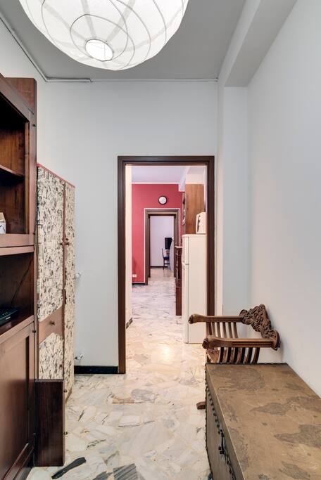 Lungo corridoio che porta da ingresso a tutte le stanze
