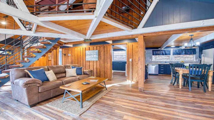 Планът на открития под приканва към разговор, а оригиналните стени от кестени са зашеметяващи.