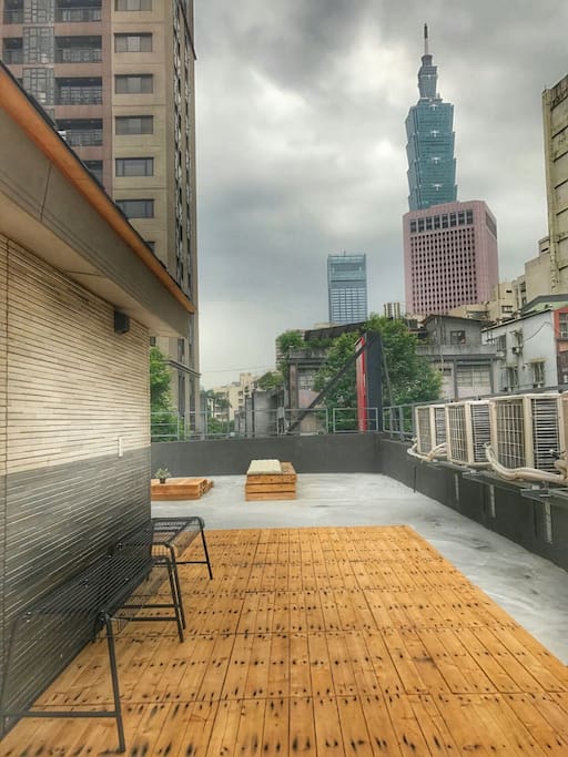 Top roof enjoy sun and Taipei 101 頂樓享101景觀天台