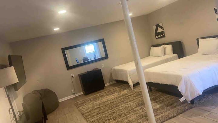 Viertes Schlafzimmer mit zwei Queensize-Betten und 55-Zoll-Smart-TV