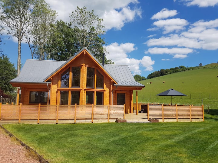 Bizzyberry Lodge, Biggar.  Luxury Cabin & Hot Tub