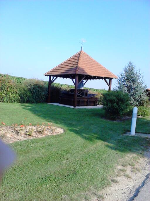 à l'entrée du village