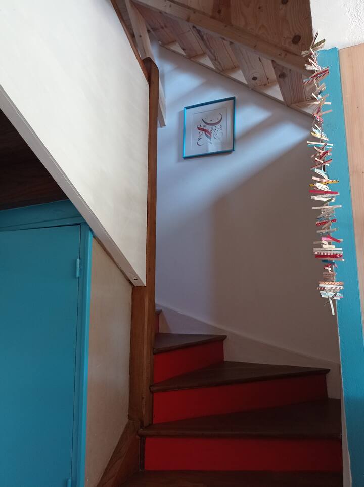 Toegang via  2e trap - beginnend vanaf het kantoor - tot slaapkamers 4 en 5, en tweede badkamer.
Blauwe deur onder trap: 2d onafhankelijk toilet.
