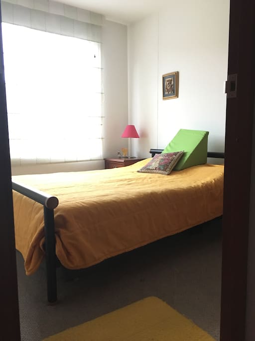 Habitación con cama doble closet y mesa de noche