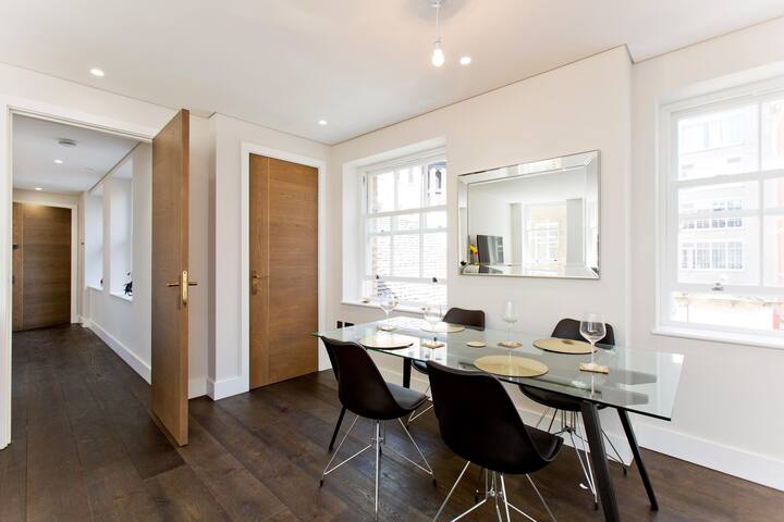 Elegant and Stunning 2 Bed and 2 Bath in Pink Mews gallery image 5