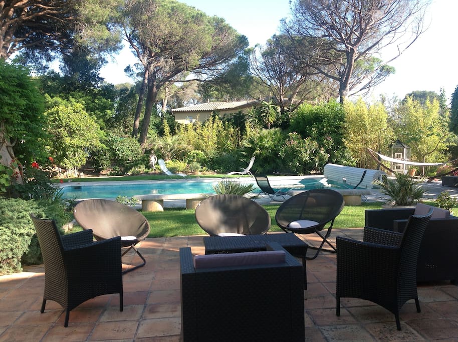 Salons de jardin autour de la piscine