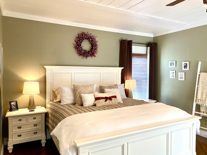 Mund të duash ta kalosh pjesën më të madhe të kohës duke u çlodhur në këtë krevat dopio "King".