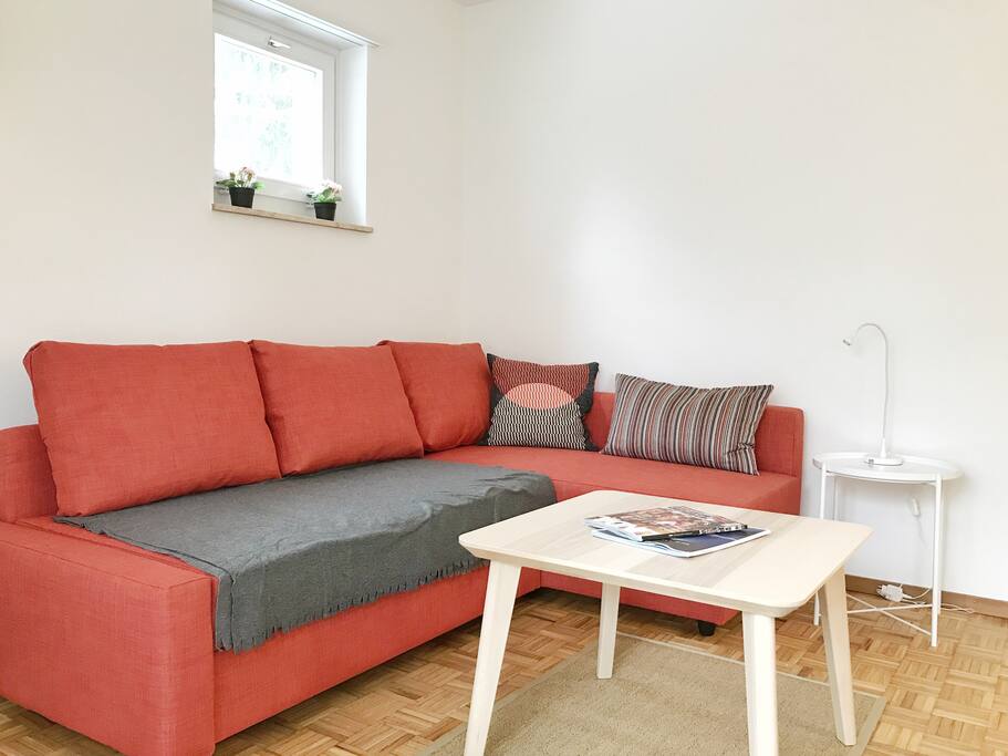 Wohn-, Esszimmer mit Ecksofa (ausziehbar für Bett), Coffee Table, Ausgang zum grossen Balkon West, Esstisch für mind. 4 Personen, TV, Internet