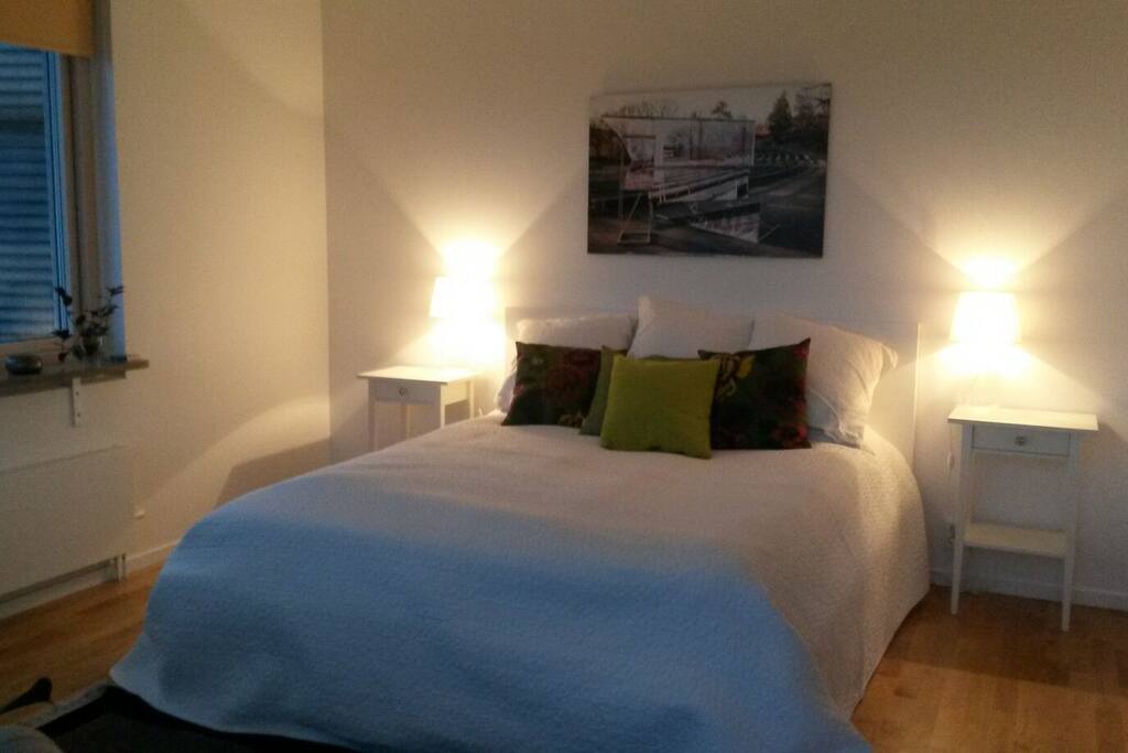 Comfortable queen size bed (160 cm)