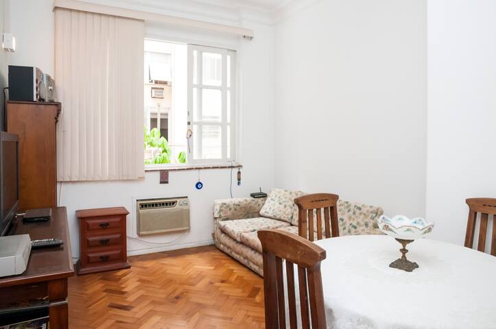 3 BLOCKS FROM THE BEACHES OF COPACABANA/IPANEMA