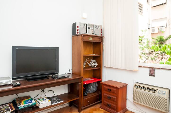 3 BLOCKS FROM THE BEACHES OF COPACABANA/IPANEMA gallery image 3