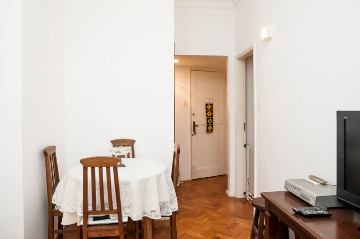 3 BLOCKS FROM THE BEACHES OF COPACABANA/IPANEMA gallery image 4