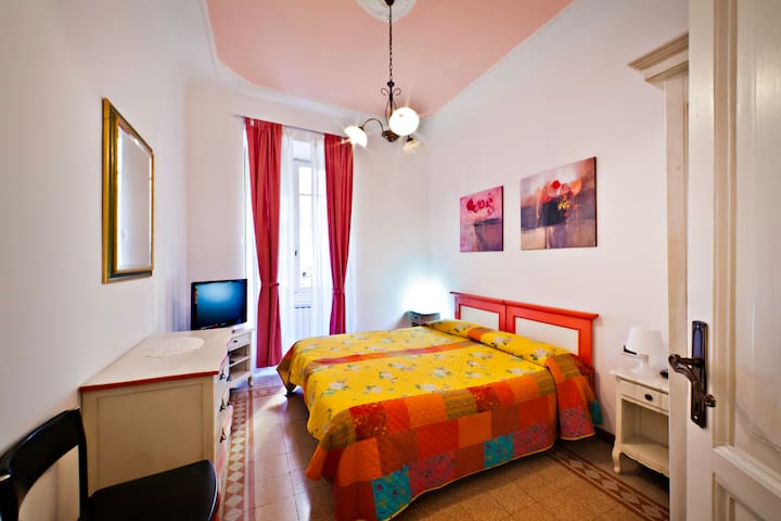 Rome Accommodation Colosseum gallery image 3