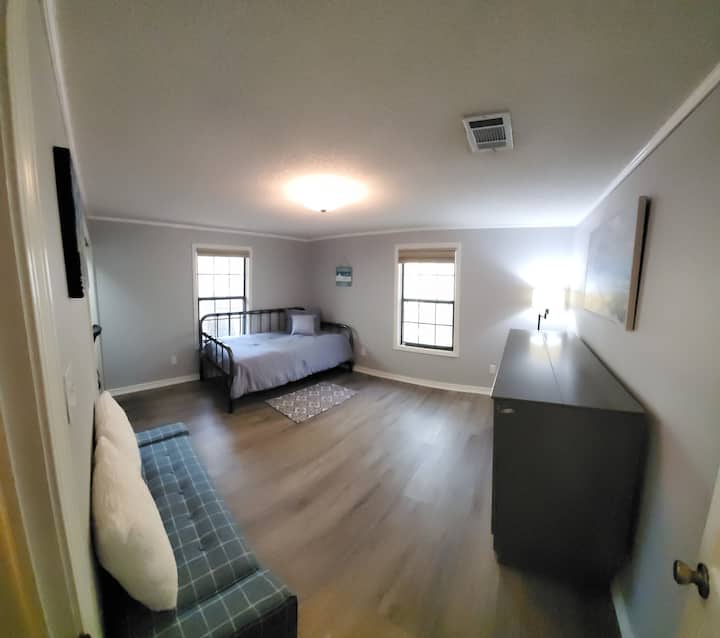 De kamer is voorzien van de kantoorruimte met stoel en bureau. 