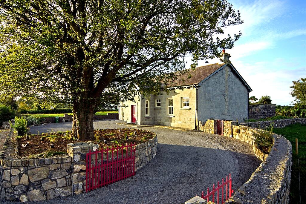 Kinvara Luxurious 18th Century Schoolhouse Houses for Rent in Kinvara