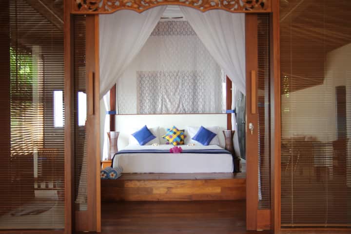 Bedroom 1, direct access to the bathroom