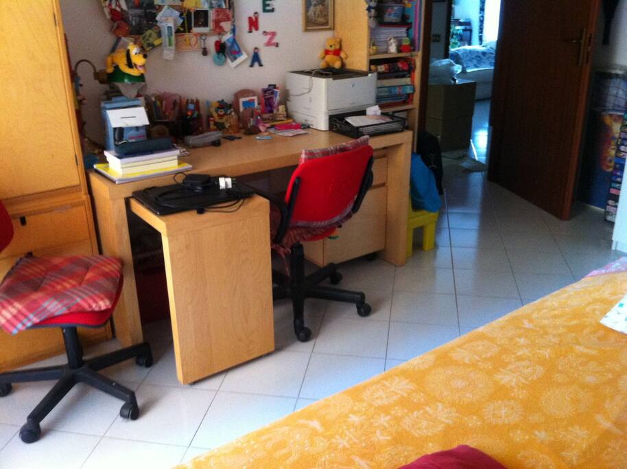 Nella stanza privata c'è anche una scrivania, che posso liberare se ti serve per lavoro o studio