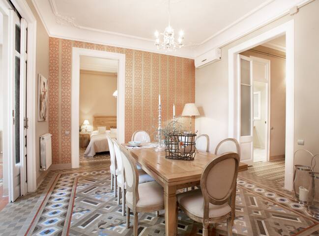 Bretagne Exclusive apartament in Rambla Catalunya gallery image 2