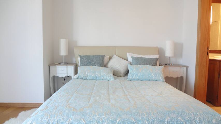 Rooftop 3 bedroom Apartment w/ terrace gallery image 5