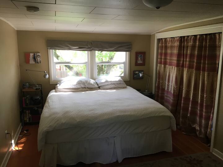 Glavna spavaća soba na katu
1 BRAČNI KREVET (180