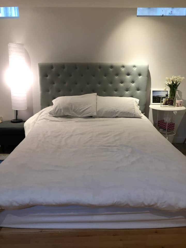 Questo letto matrimoniale ti darà il benvenuto di lusso.