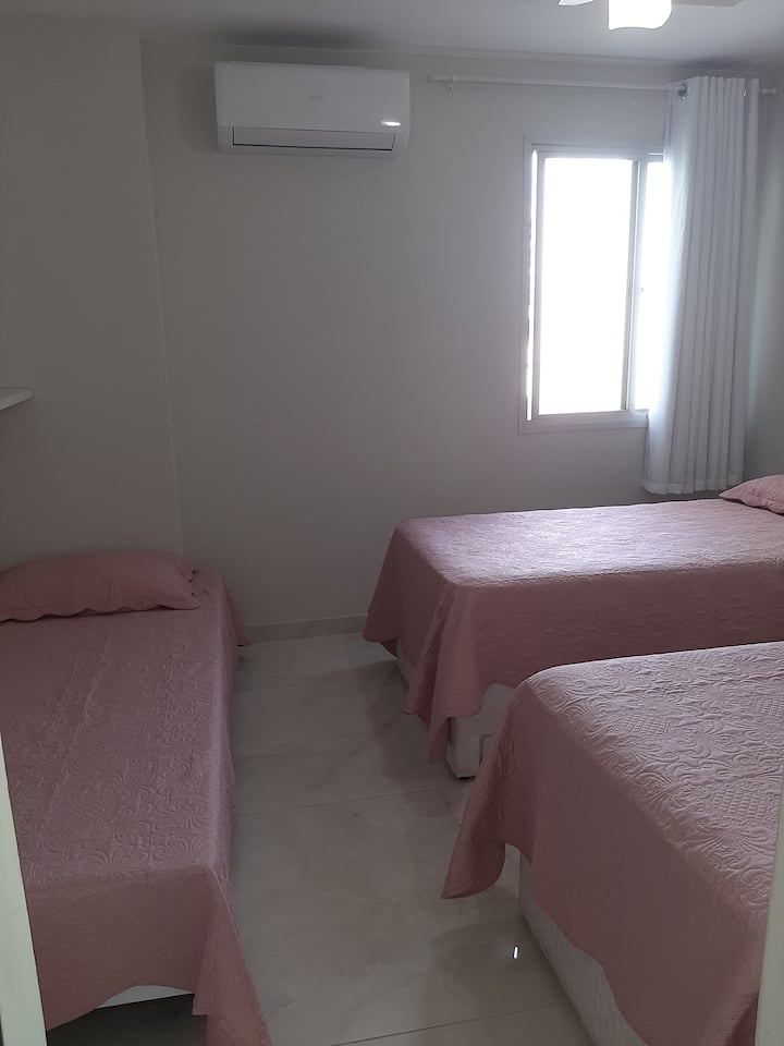 ห้องพักพร้อมเตียงเดี่ยว 3 เตียงแอร์และทีวี