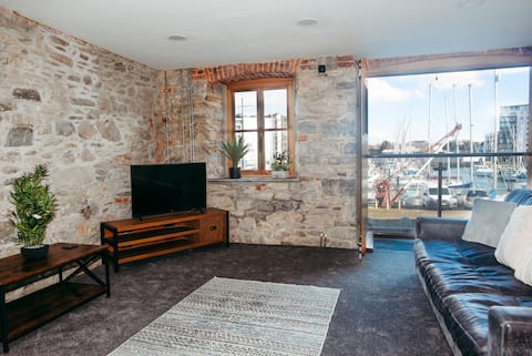 Top Airbnb: Ocean City Retreat (2-25 guests) with parking x3 in Wembury