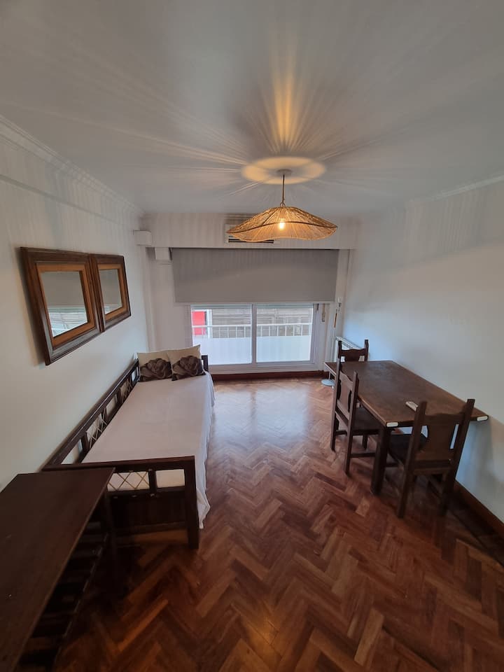 Wohnzimmer mit Schlafsofa  und Tisch