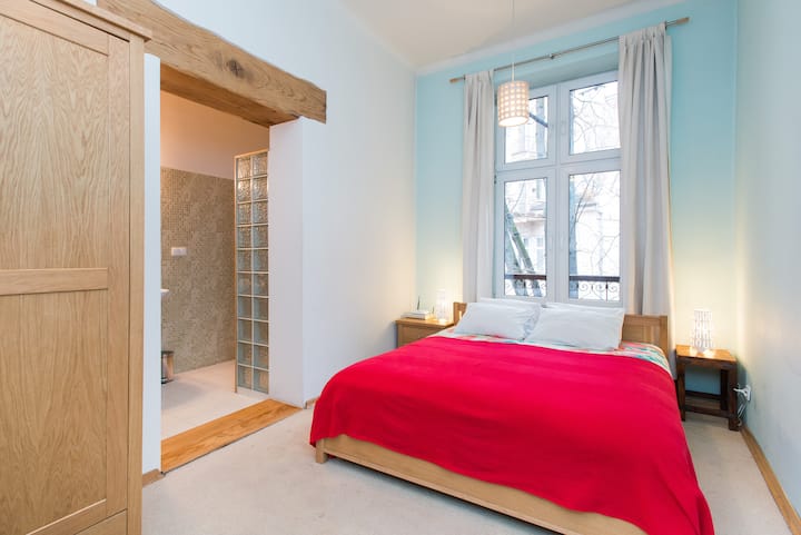 主卧带套内卫生间：卧室配备双人床、衣柜和床头柜。 套房卫生间设有私人马桶、洗脸盆和强力淋浴间。
