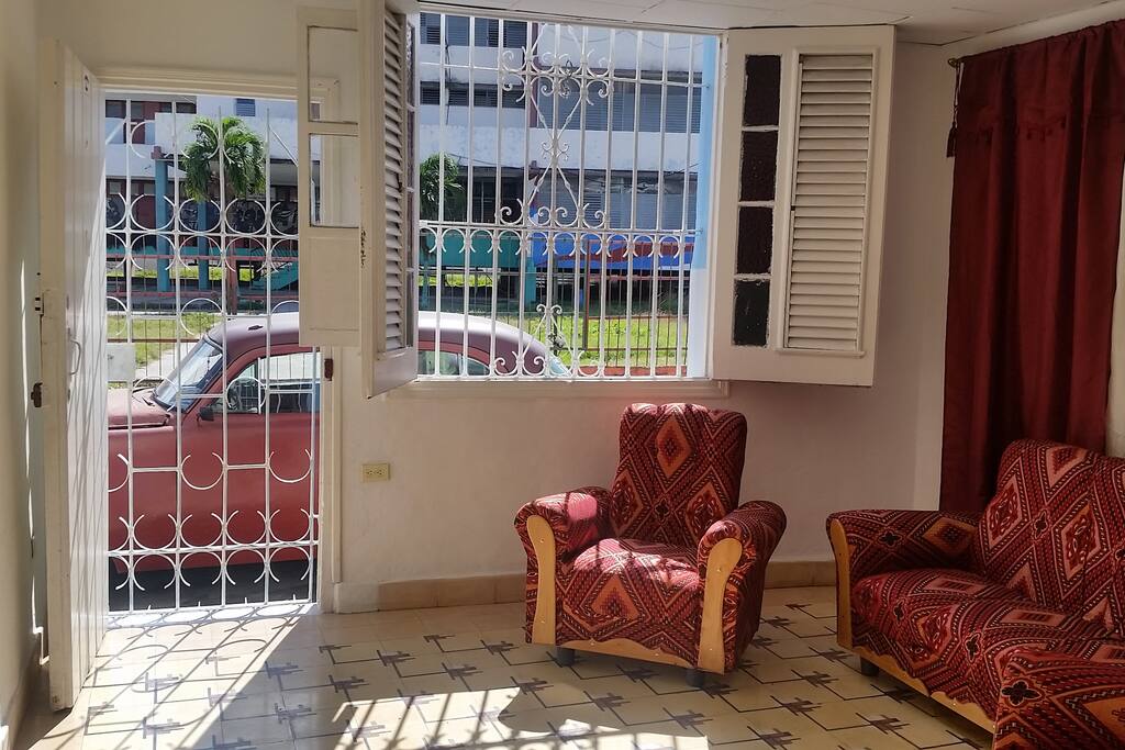 Sala. En la sala encontrará una amplia ventana en la que cada mañana el sol le dará los Buenos Días, por la cual podrá mirar el colorido y turístico Callejón de Hamel, su gente, costumbres y culturas, de igual forma podrá observaral frente una escuela secundaria básica y sus colegiales.Inspirados en dicha ventana nació el nombre: Ventana al Sol.