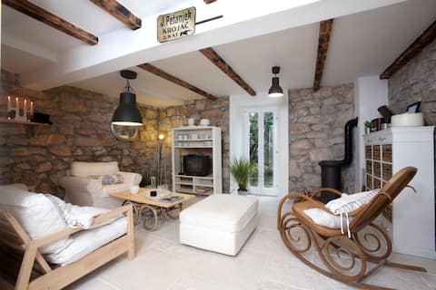 Top Airbnb: Artistic stone house on island in Mali Iž