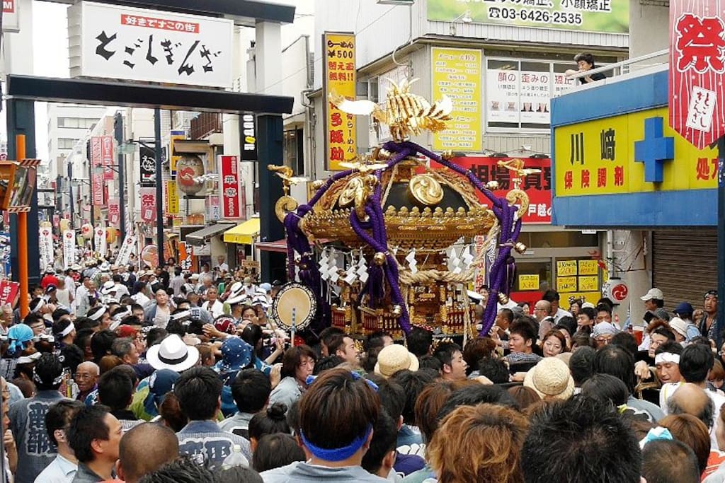 Togoshi Ginza is the nearest station and Togoshi-ginza shoutengai located in south of Tokyo, not so far from the Haneda airport. The closest stations to there are Togoshiginza station(Tokyu Ikegami line) and Togoshi station(Toei subway Asakusa line).
Along the shopping street there are around 400 shops, making up this district 1.3 km long! It is famous as the longest market street in Tokyo