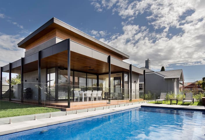 Luxurious, expansive resort living with pool