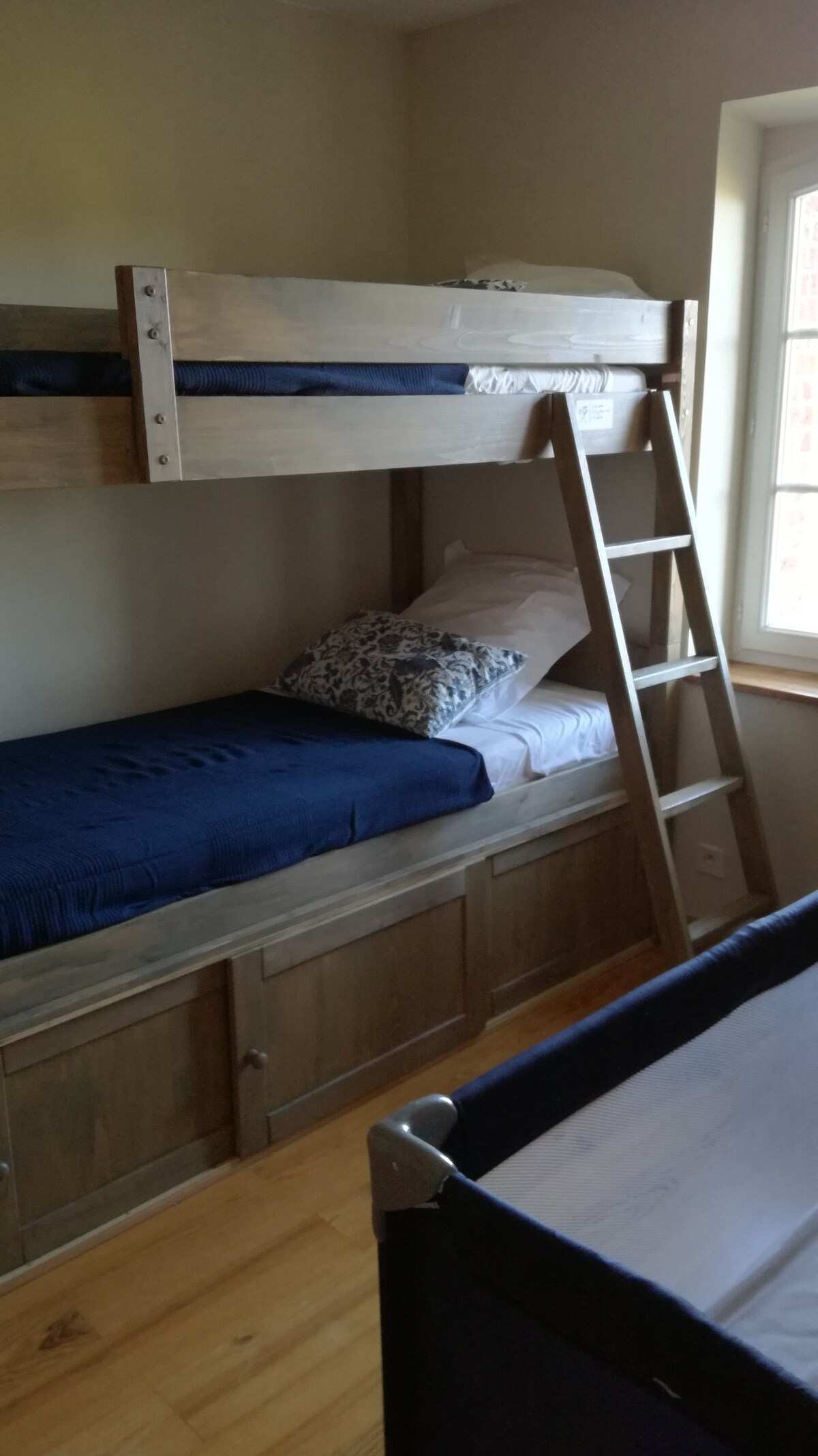 רצפת ילדים בחדר השינה