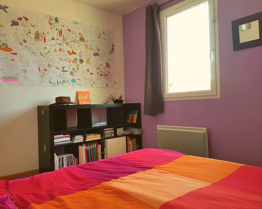 Votre chambre avec un joli poster de dessins à compléter !