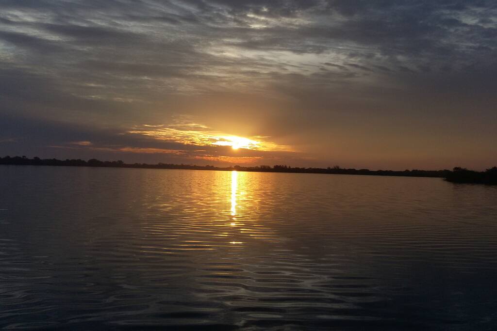 POR DO SOL NA LAGOA DENTRO DO CONDOMÍNIO