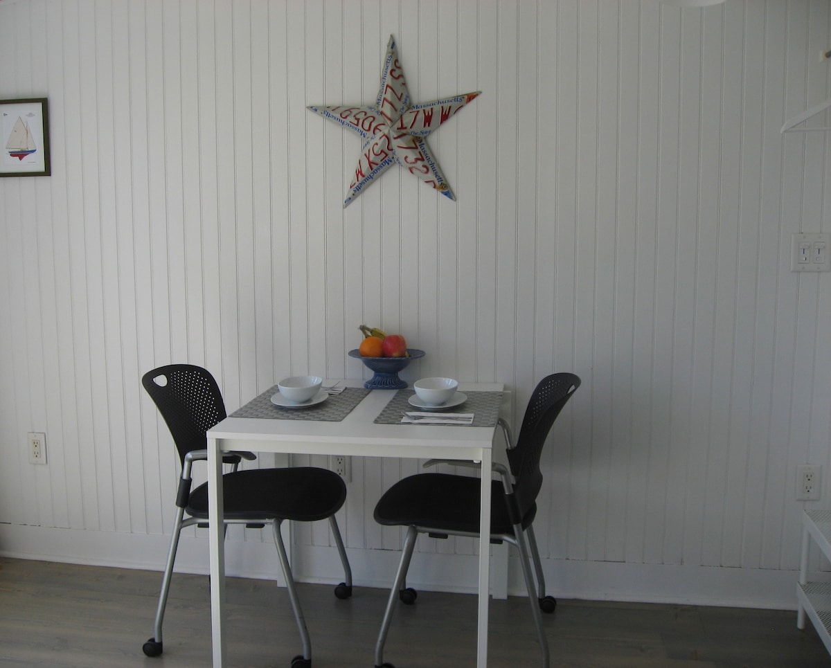 Successful Airbnb property: Cottage facing fresh water pond in Falmouth