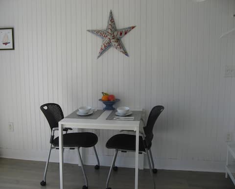Successful Airbnb property: Cottage facing fresh water pond in Falmouth