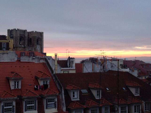 Entire home with 1 bedrooms in Alfama - Downtown flat, watching catedral.