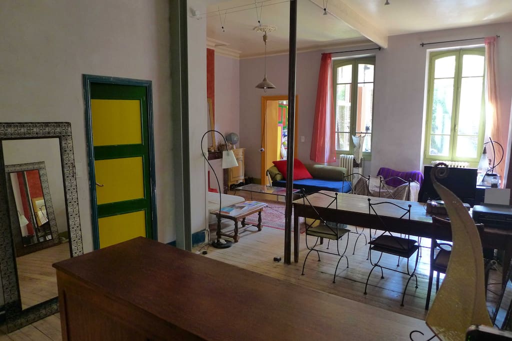 salon, vu depuis la porte d'entrée