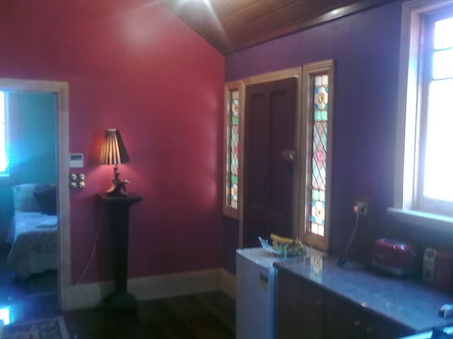 Aarav Cottage Castlemaine Bed And Breakfasts For Rent In