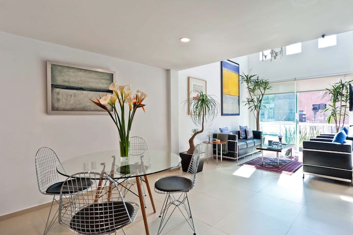 BRIGHT & MODERN TWO LEVEL PENTHOUSE