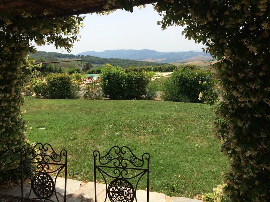 vista giardino e area piscina dalla zona pranzo esterna