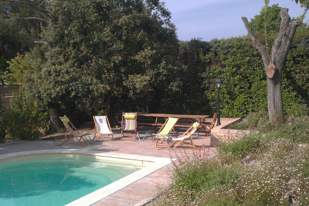 Piscine, espace relaxation et picnic