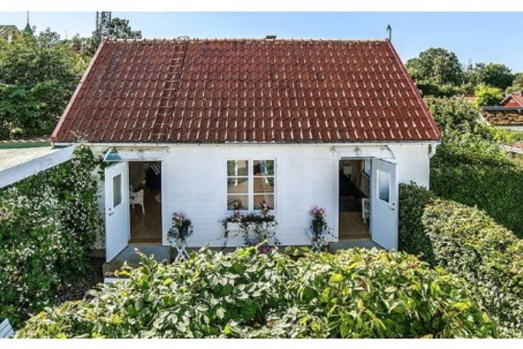 Det vackra gårdshuset (vänstra entrén) med hela ovanvåningen