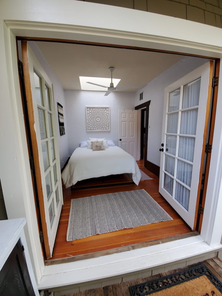 La suite Garden (puertas francesas que se abren a nuestro jardín trasero).