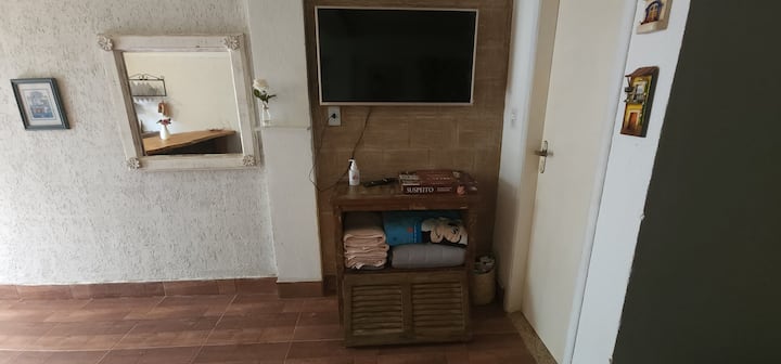 Camera da letto contenente biancheria e bagno