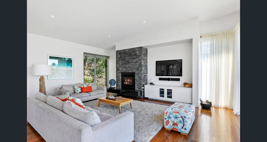 Amazing 5 Bedroom Beach House gallery image 2