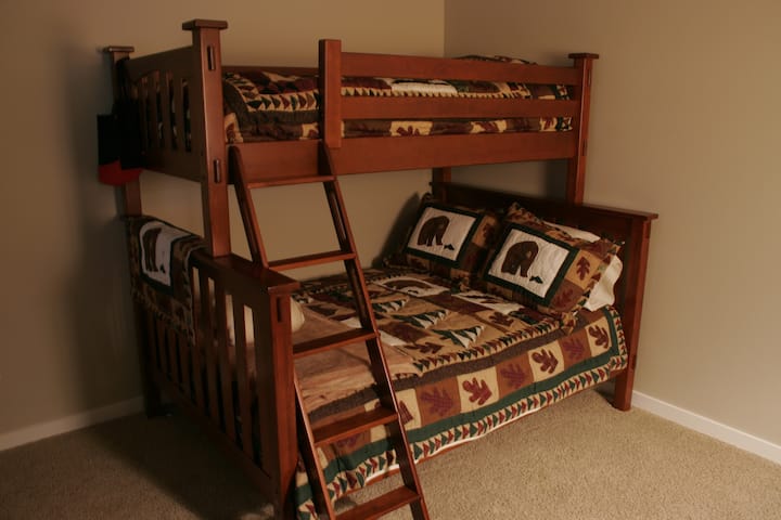 Segundo dormitorio.  Cama doble sobre litera completa.